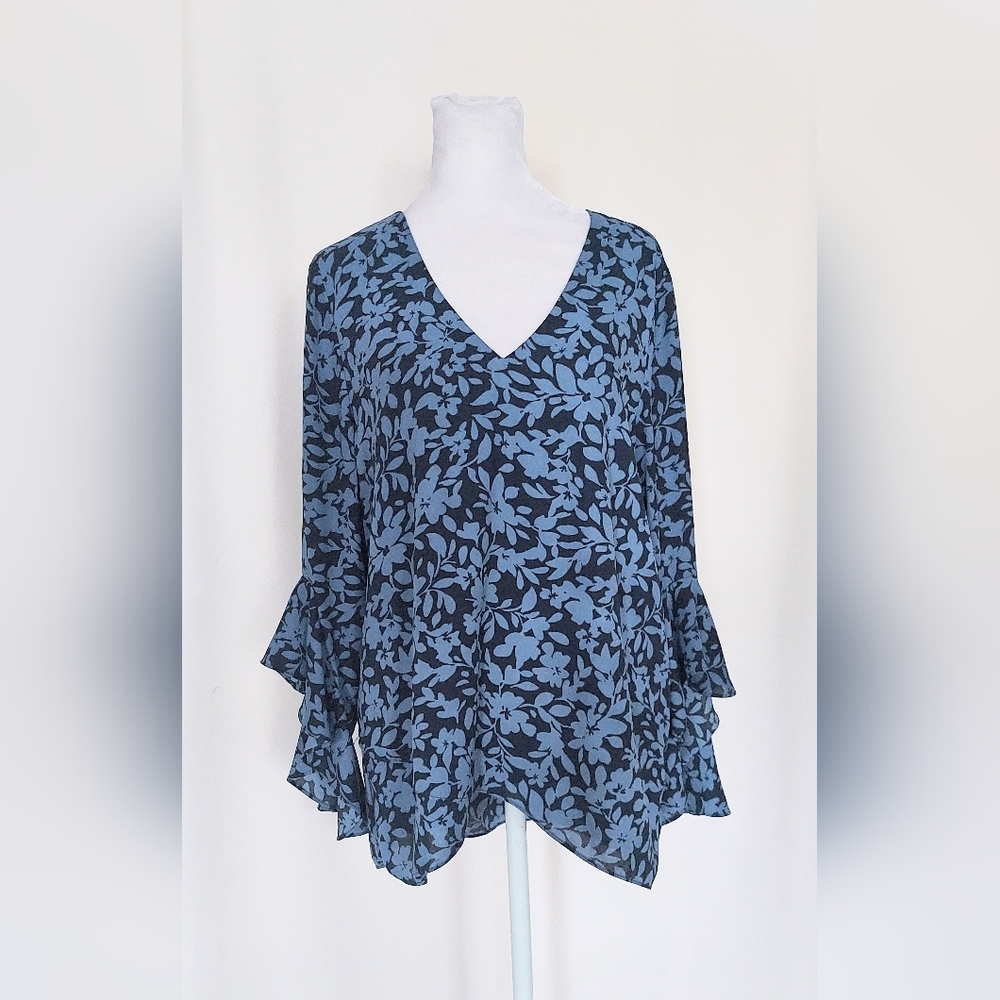 Vince Camuto Flutter Sleeve V Neck Layered Leaves Top Blouse Size Medium Blue